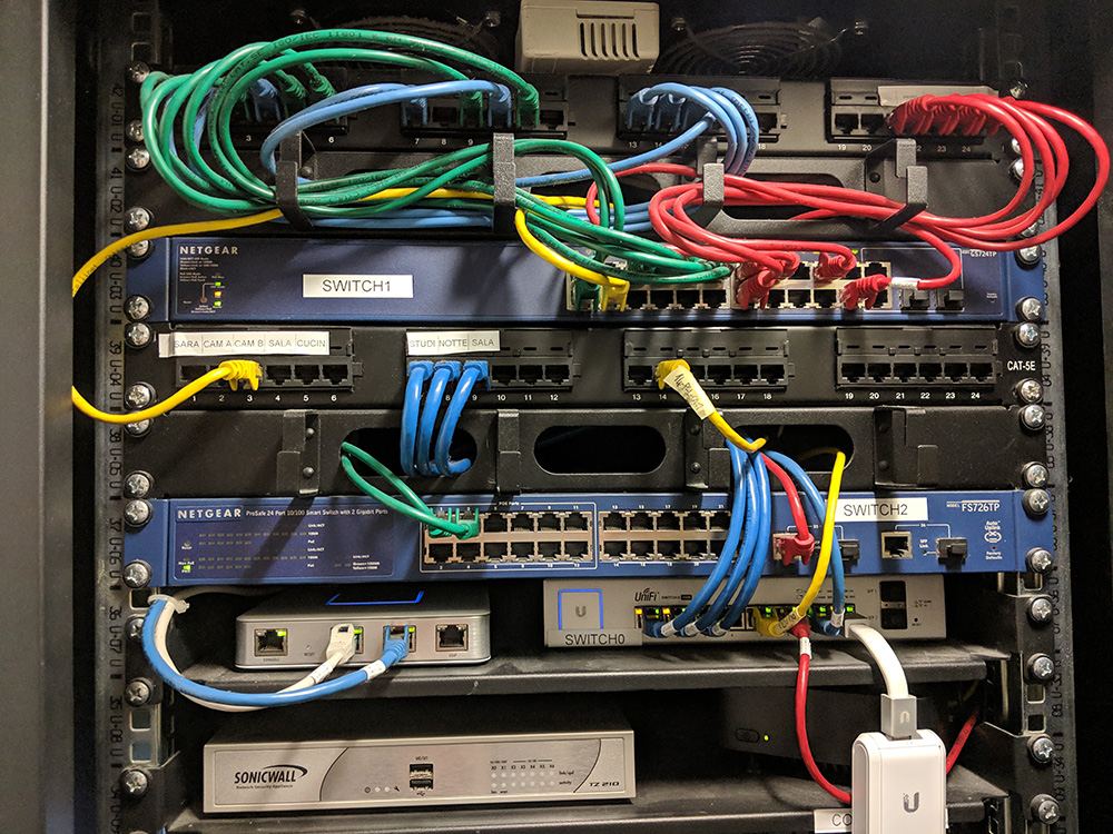 Armadio rack con switch e cablaggio strutturato