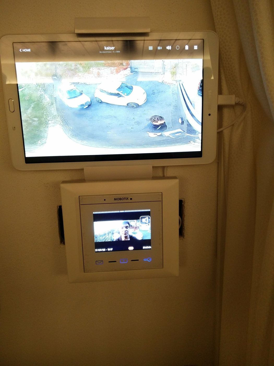 Monitor di videocitofono con immagine della telecamera